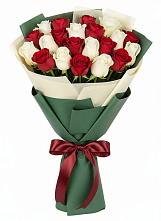 Букет Микс из красных и белых роз в Насадкино