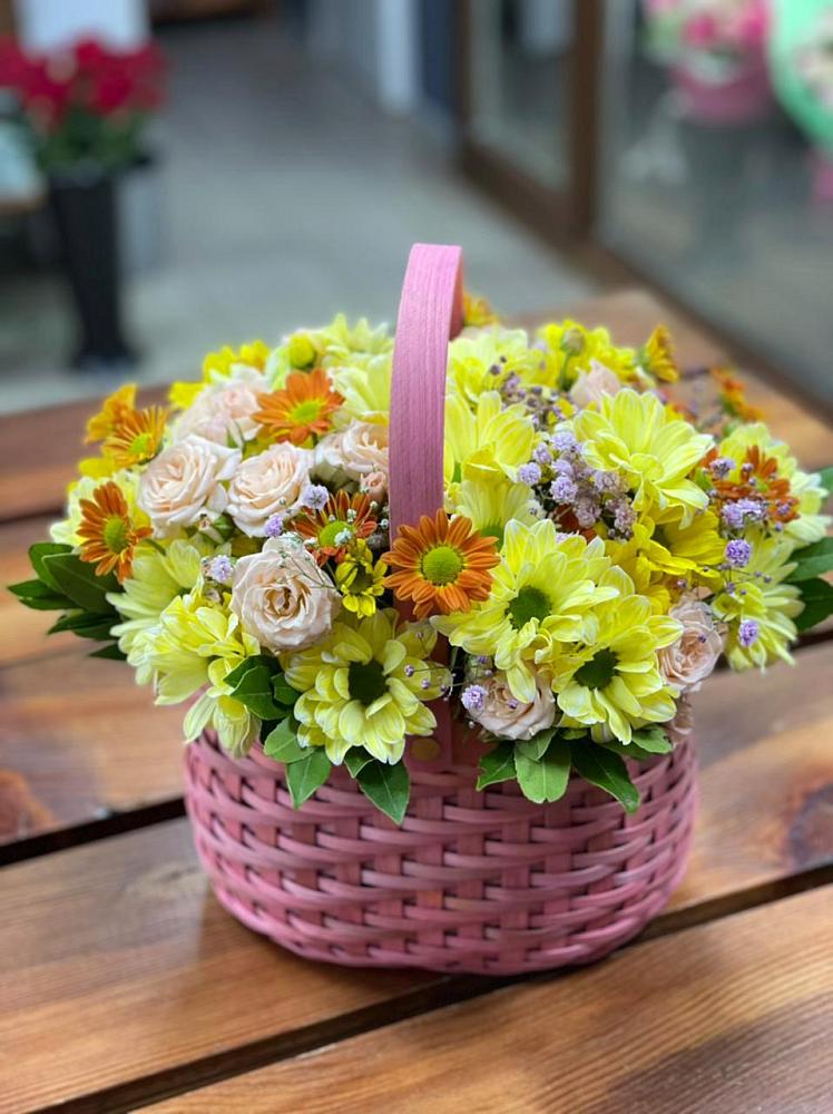 Цветочная композиция из Хризантемы и Розы в корзине в Насадкино