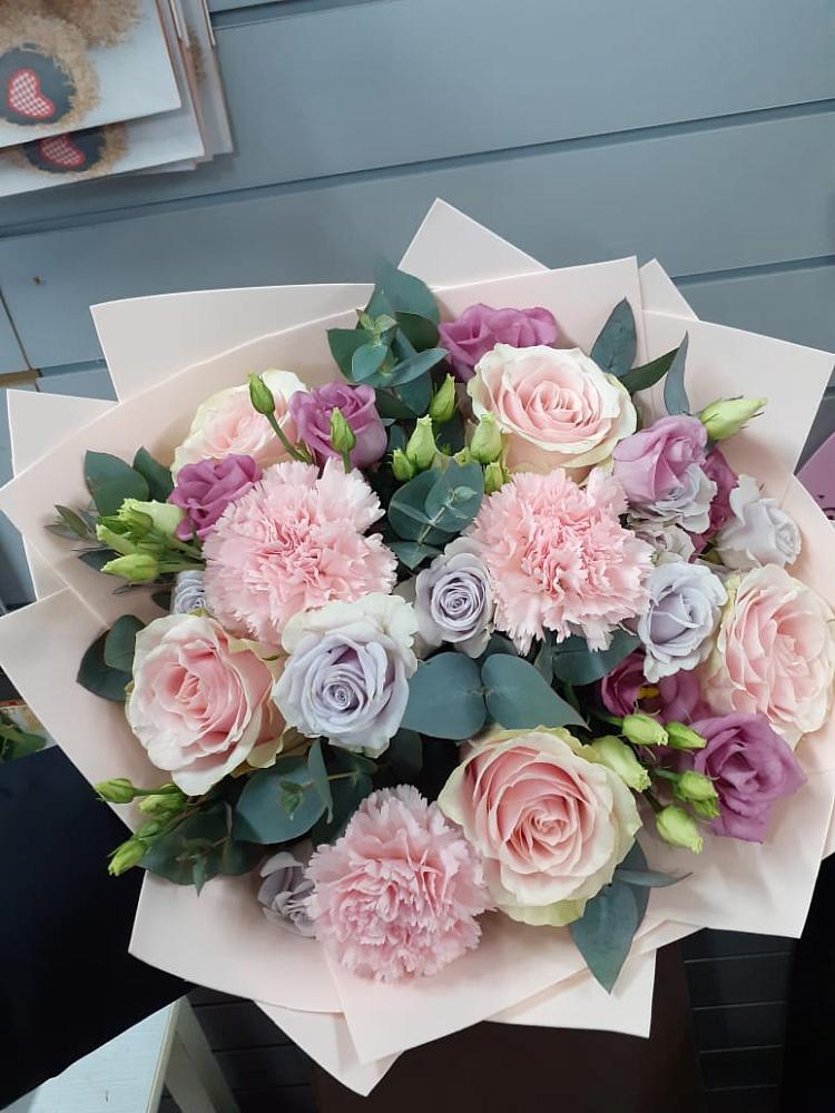 Букет цветов из: Розы, Гвоздики и Лизиантусы в Насадкино